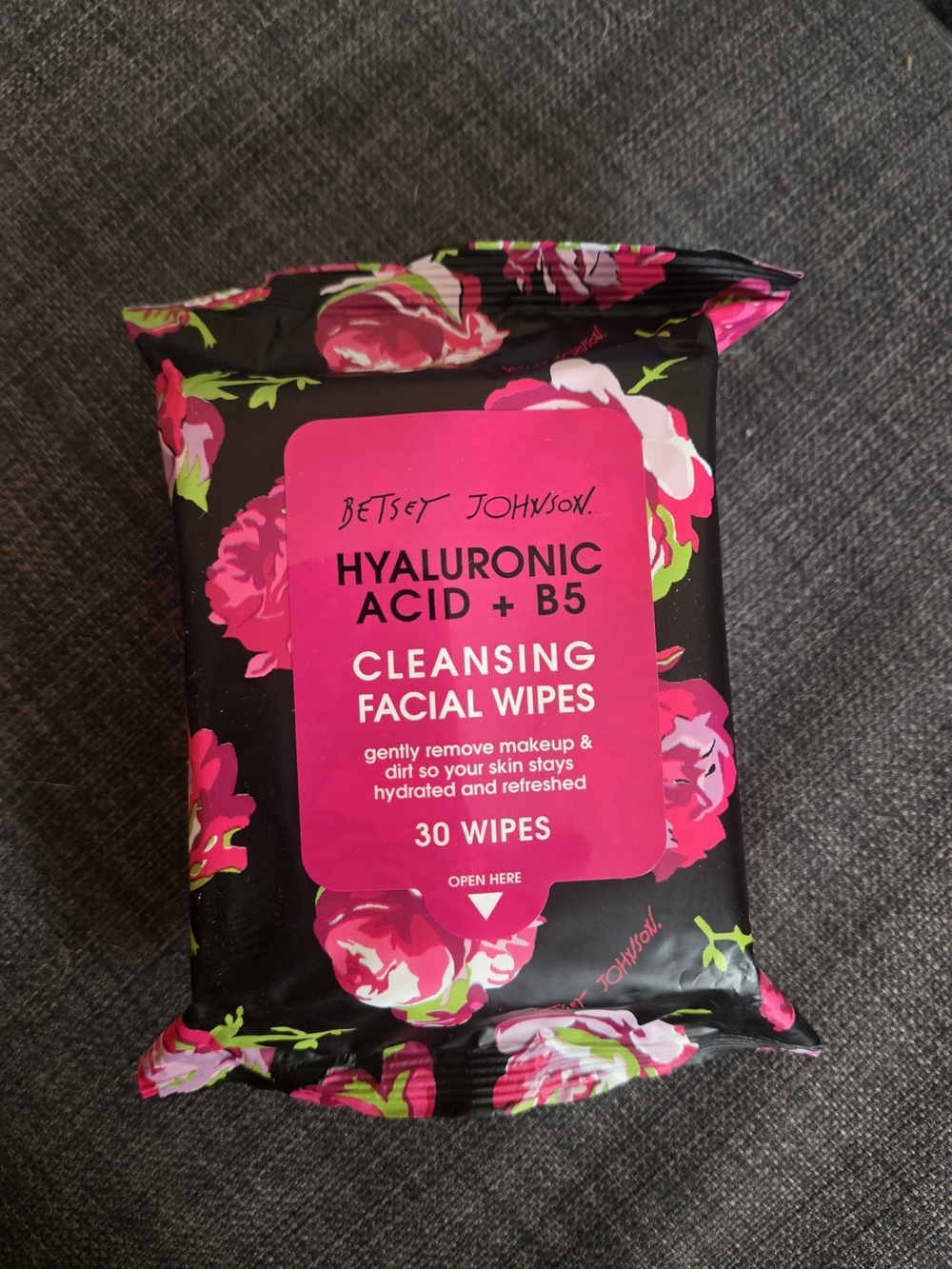 Betsey Johnson Hyaluronic Acid + B5 Cleansing Facial Wipes - Black & Pink Floral
